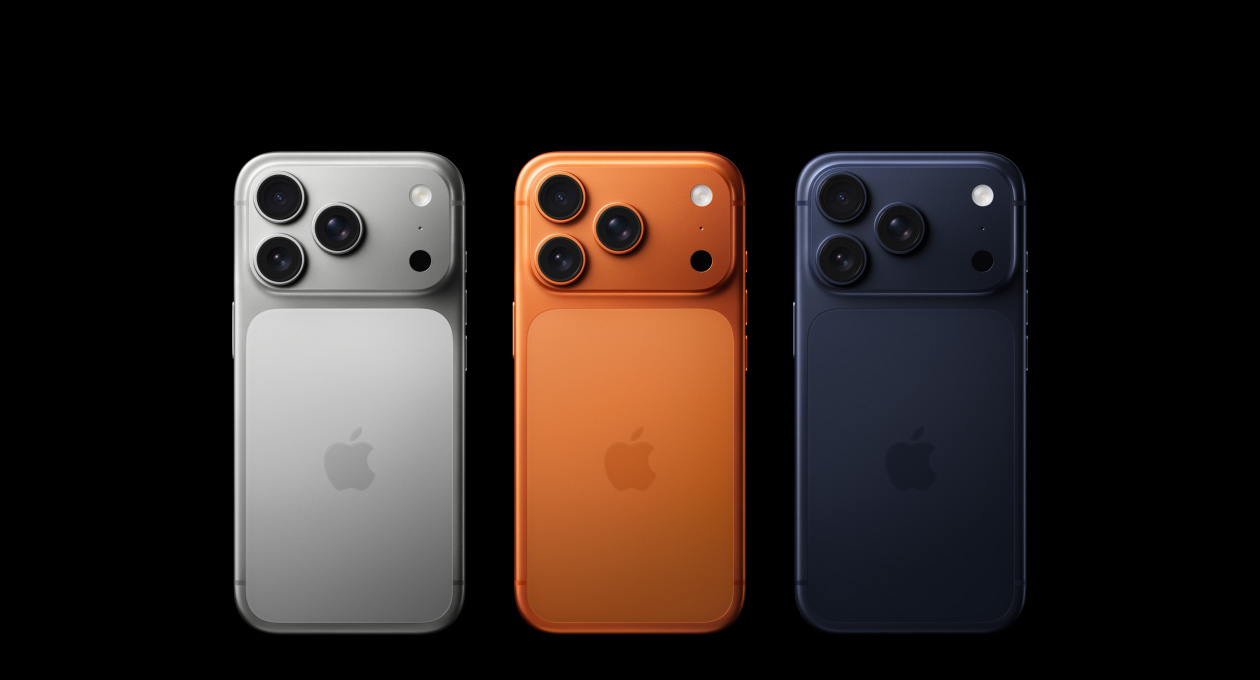 iPhone 17 Pro, pohled zezadu, všechny tři barvy, stříbrný, kosmicky oranžový, temně modrý, profesionální fotosoustava v levém horním rohu, 3 objektivy, mikrofon, blesk, logo Apple uprostřed