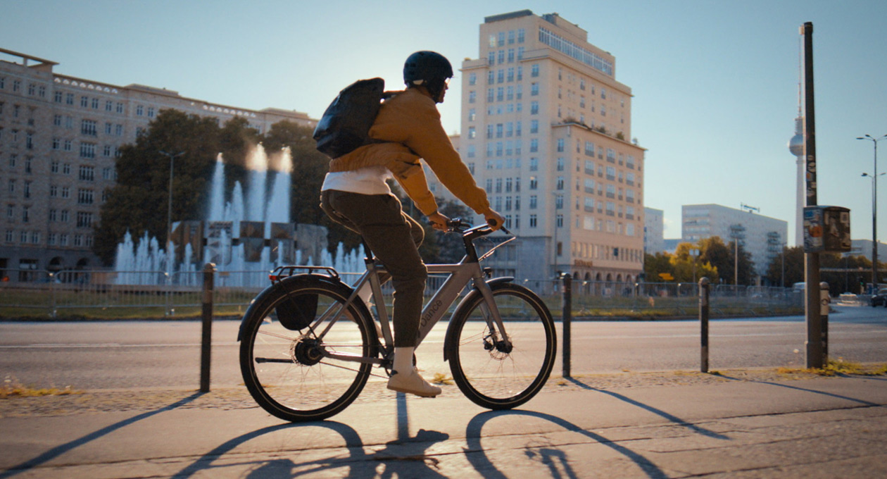 Ein Mann auf einem Fahrrad