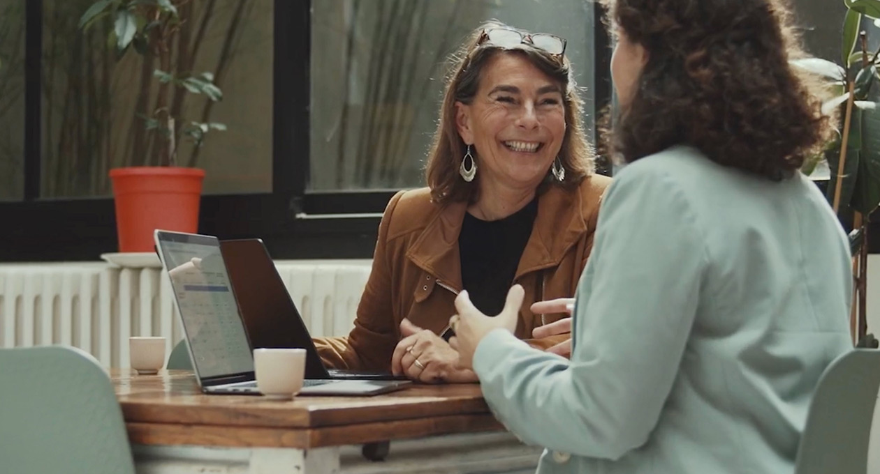 Des femmes travaillent sur des MacBook dans un café