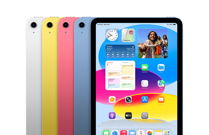 Una serie di iPad di quattro colori diversi, argento, giallo, rosa e blu, con lo schermo che mostra uno sfondo colorato e varie app