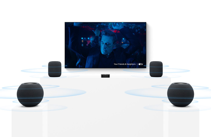 Apple TV 4K, tv-scherm, twee HomePod-speakers links en rechts in de kleur middernacht, twee HomePod mini 2-speakers op de voorgrond in de kleur middernacht, concentrische geluidsgolven stralen uit elke speaker
