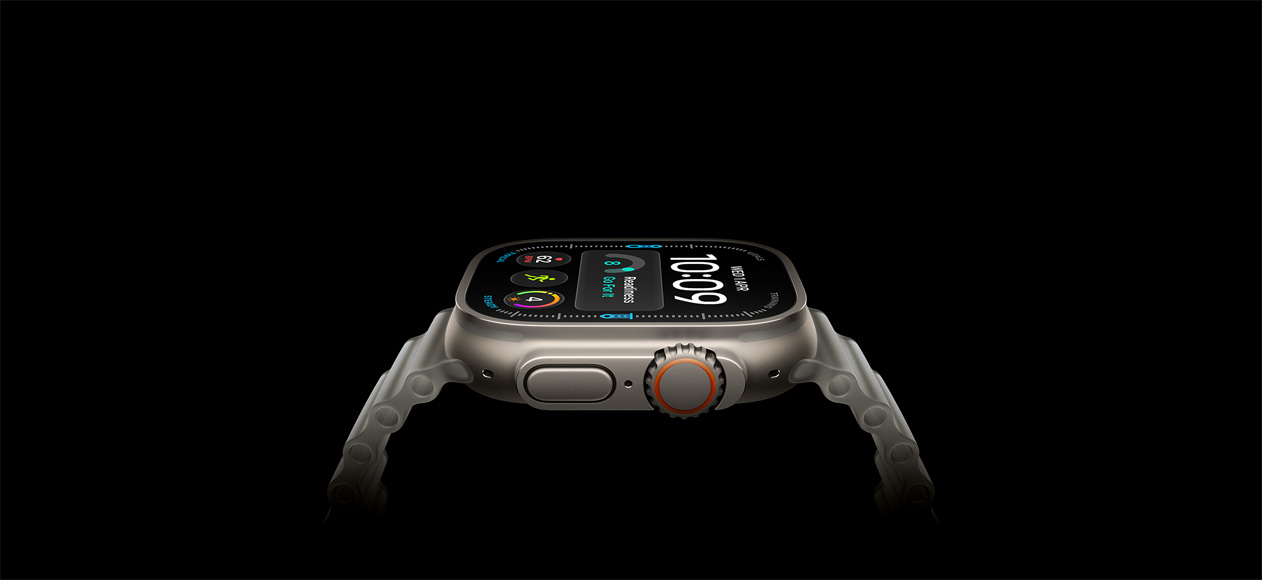 Apple&nbsp;Watch&nbsp;Ultra&nbsp;4, κάσα από τιτάνιο, σε φυσικό χρώμα, εξωτερική δεξιά όψη, Digital&nbsp;Crown, υπερυψωμένο πλευρικό κουμπί, ψηφιακή πρόσοψη ρολογιού, Ημιδιαφανές Γκρι λουράκι Ocean&nbsp;Band