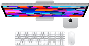 Mac mini τοποθετημένο κάτω από την οθόνη Studio Display, Magic Keyboard με αριθμητικό πληκτρολόγιο, Magic Mouse