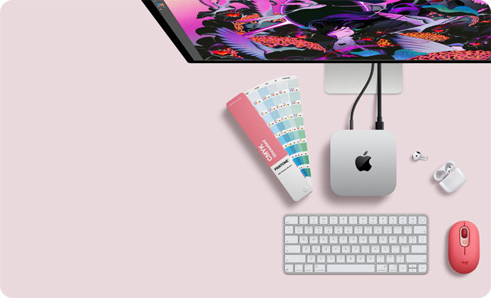 Mac mini, από πάνω, ασημί αλουμίνιο, στρογγυλεμένες γωνίες, γυαλιστερό μαύρο λογότυπο Apple στο κέντρο, συνδεδεμένο με καλώδιο, οθόνη Studio Display μερική ορατότητα από πάνω, AirPod 4, ανοιχτά, δείγματα χρωμάτων Pantone, αριθμητικό πληκτρολόγιο και ποντίκι