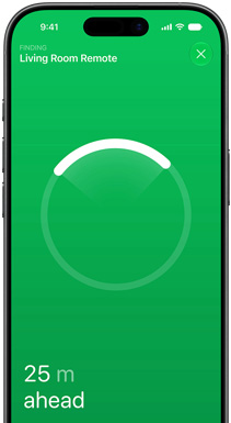 Egy iPhone kijelzőjén a Lokátor app, amelyben a „Finding Living Room Remote” (A nappaliban használt távirányító keresése) szöveg jelenik meg. A kör alakú lokátorgyűrű fényes íve a távirányító irányába mutat a következő felirattal: „25 méterre előtted”