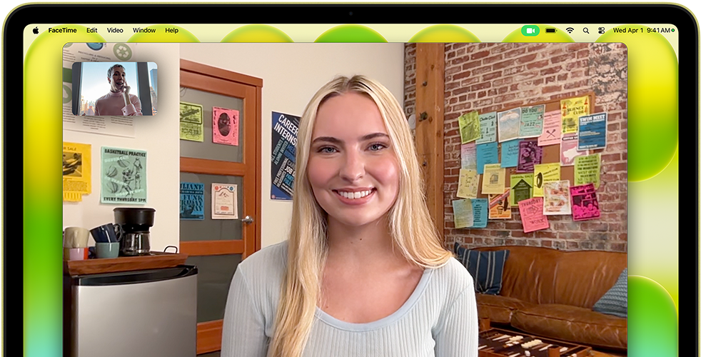 MacBook Neo citrusszínben, kamera a kijelző tetején, a kijelzőn egy FaceTime-videohívás.
