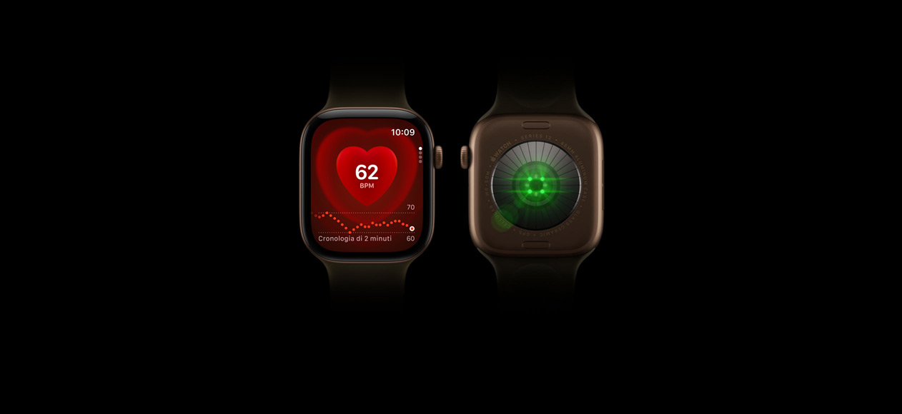Due Apple Watch Series 12, cassa in alluminio color bronzo scuro, cinturino Sport oliva, uno mostra la parte frontale con l’app Battito, l’altro il retro dell’orologio con il Sistema di rilevamento della salute e i LED verdi illuminati
