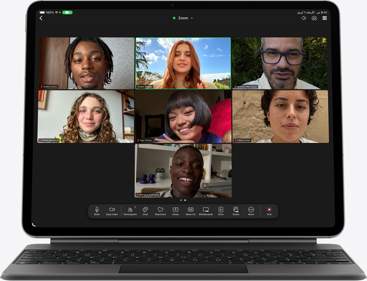 جهاز iPad Air، الجانب الأمامي الخارجي، لوحة مفاتيح ماجيك، لون أسود، مكالمة فيس تايم على الشاشة، يظهر مشاركون متعددون