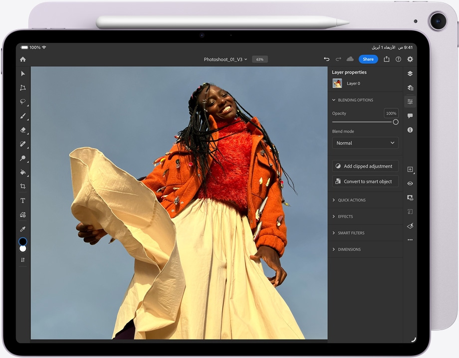جهاز iPad Air، قلم Apple Pro مثبت في الأعلى، الجانب الأمامي الخارجي، يعرض تطبيق Adobe Photoshop، صورة قيد التعديل