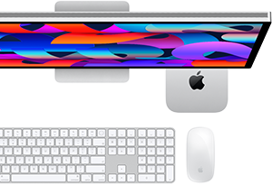 Mac mini umiestnený pod displejom Studio Display, Magic Keyboard s numerickou klávesnicou, myš Magic Mouse