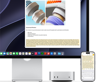 Pohľad spredu na Mac mini umiestnený pod displejom Studio Display. Vpravo od Macu mini a displeja je iPhone. Text vybraný pomocou príkazov vystrihnúť, kopírovať, prilepiť a automatické vypĺňanie zobrazených vyššie na iPhone sa zhoduje so zvýrazneným textom na displeji, ktorý znázorňuje používanie Univerzálnej schránky