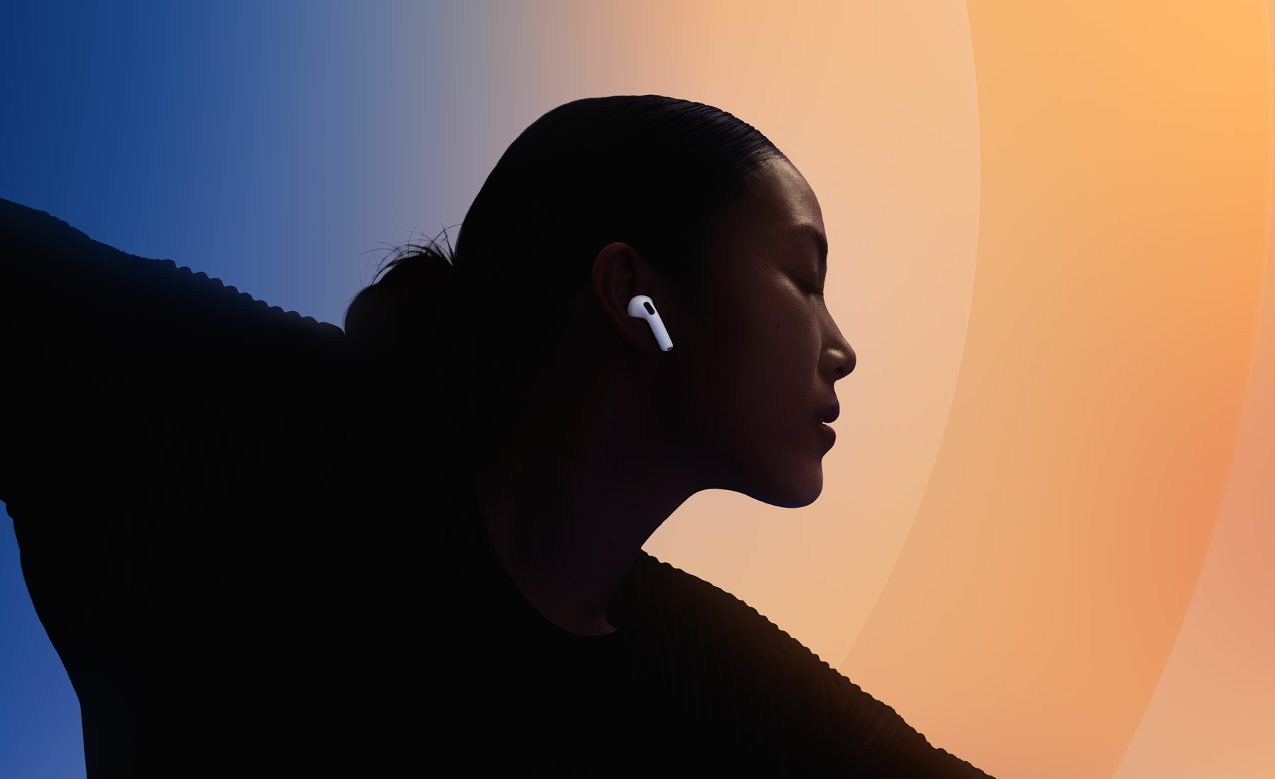 Tantsiv inimene, kes kannab AirPods 5 kõrvaklappe.