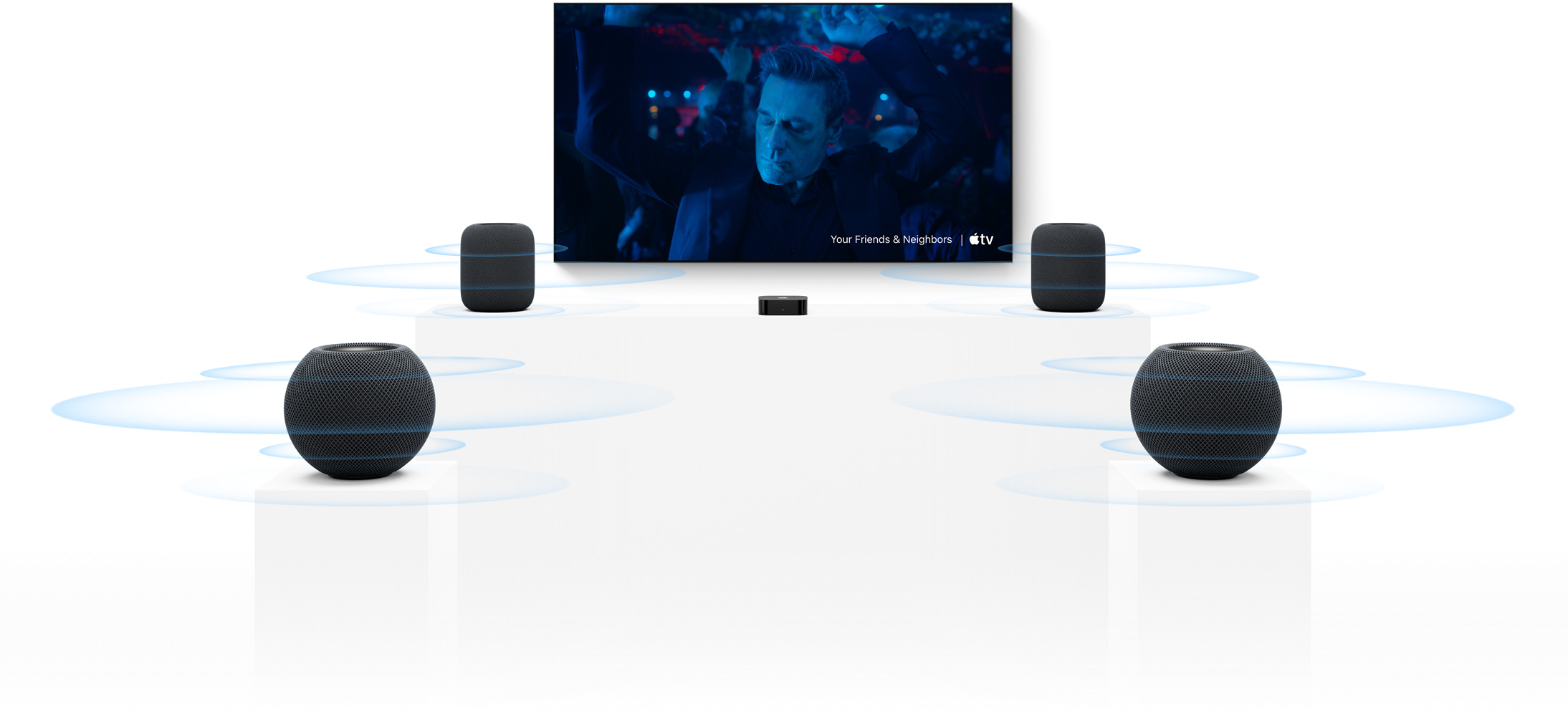 Apple TV 4K und HomePod: Zwei HomePod Lautsprecher, je einer auf beiden Seiten des Fernsehers, zwei HomePod mini Lautsprecher davor, Klangwellen um sie herum