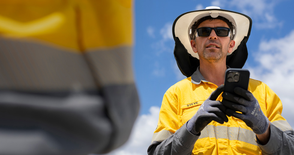 Veldwerkers gebruiken iPhone en iPad om werkplekken te beoordelen, samen te werken met teamleden en gedetailleerde informatie op veel verschillende werklocaties te controleren