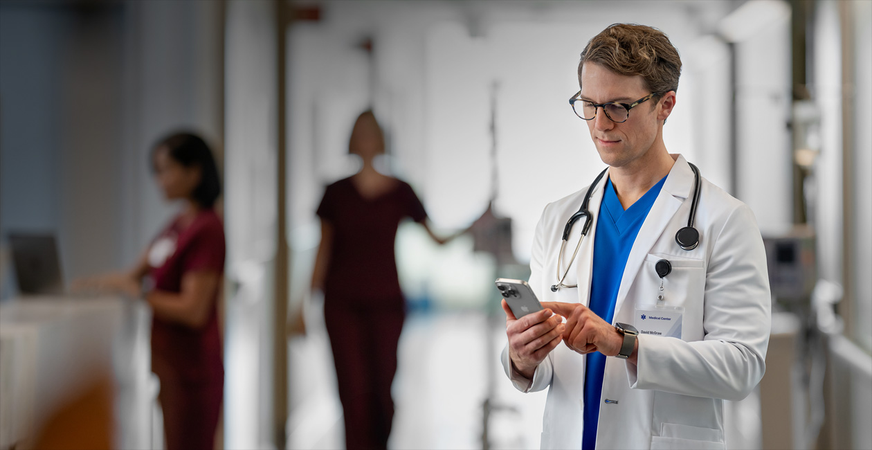 Un prestataire de soins consultant son iPhone dans un hôpital