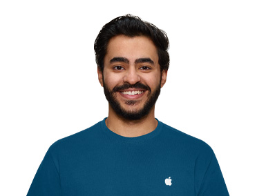 Ein lächelnder Apple Store Specialist in einem blauen Apple Shirt
