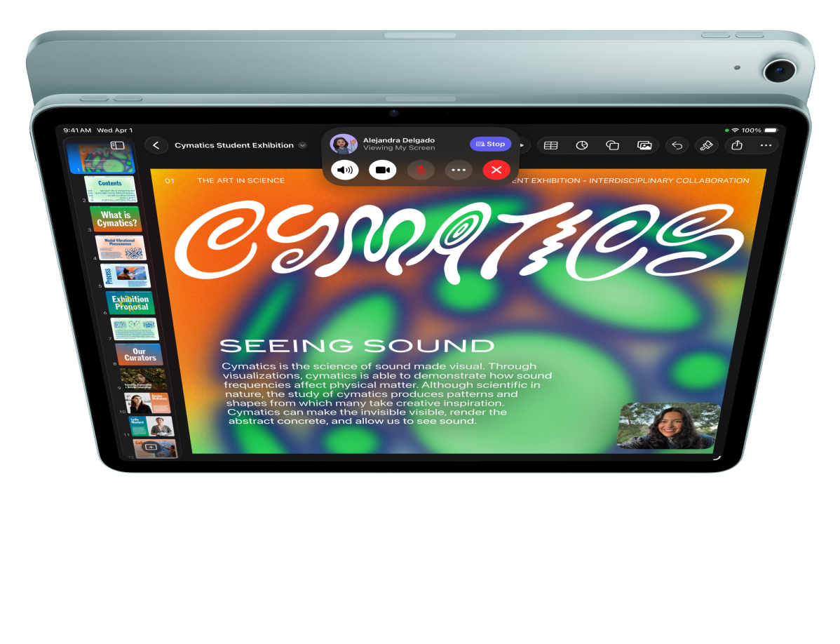 iPad Air, vu de face, la personne utilisatrice est sur FaceTime et en train de consulter Keynote, un autre iPad Air vu de dos est en arrière-plan