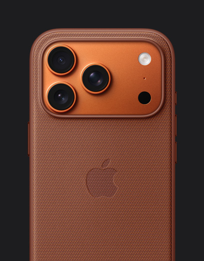 Parte de trás do iPhone 17 Pro laranja-cósmico com capa de tecido TechWoven laranja com MagSafe