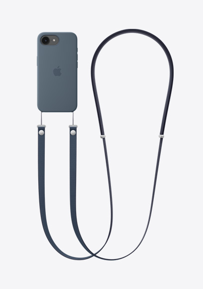 Un iPhone 17e nero mostrato da dietro, custodia MagSafe in silicone blu agganciata alla tracolla blu