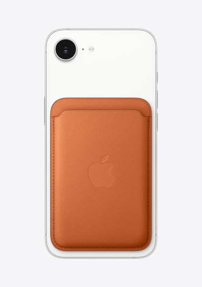 Un iPhone 17e bianco mostrato da dietro, portafoglio MagSafe in tessuto FineWoven arancione volpe, fotocamera Fusion in alto