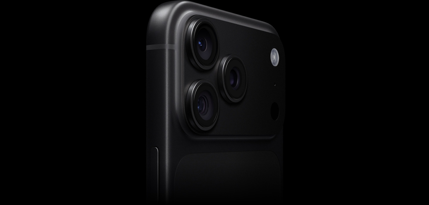 iPhone 18 Pro 블랙 모델을 비스듬한 각도로 보여주는 부분 뒷면. Pro Fusion 카메라 시스템에 초점이 맞춰져 있습니다.