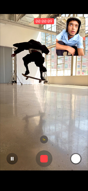 iPhone Air, parte frontal, la funcionalidad Captura Dual para videos en uso y una persona grabando con las cámaras frontal y posterior al mismo tiempo