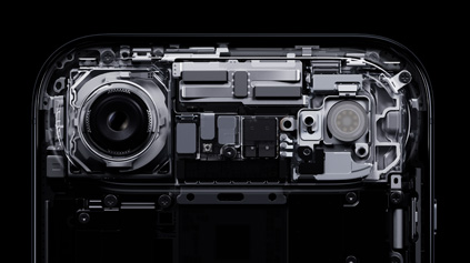 iPhone Air, innenliegende Komponenten in der erhöhten Plattform werden gezeigt: darunter Fusion Hauptkamera, Kamerablitz, Chip