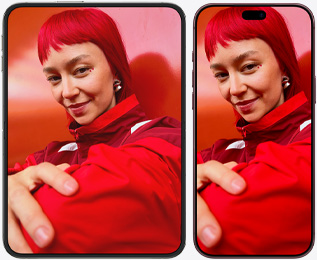 縦向きに開かれたiPhone DuoとiPhone 18 Pro Maxが横に並んでいる。どちらにも赤い服を着た赤い髪の人物の同じ画像が表示されている。iPhone Duoは画面が大きいので、画像がより広く表示されている