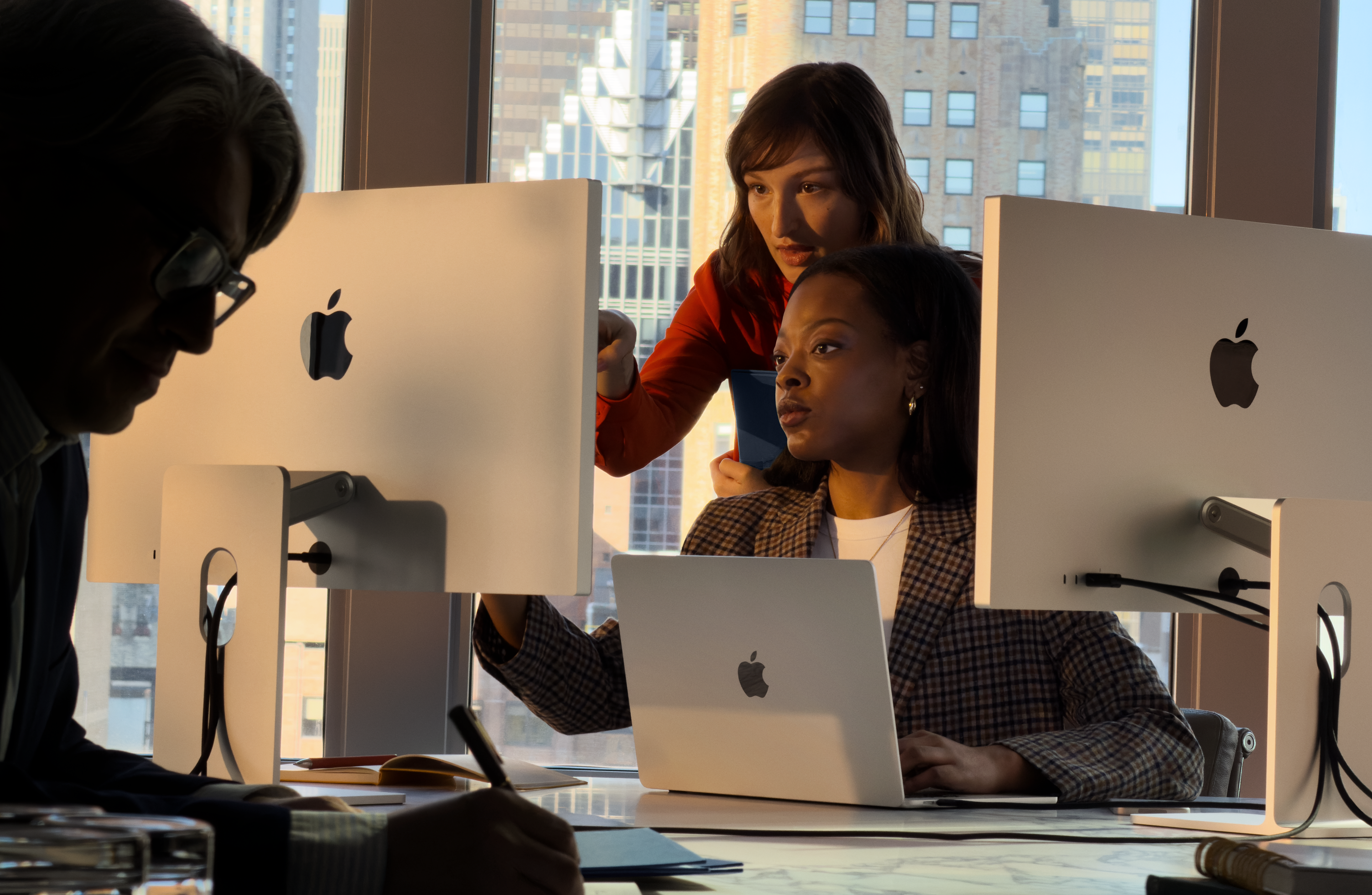 Ljudi koriste Mac u radnom okruženju