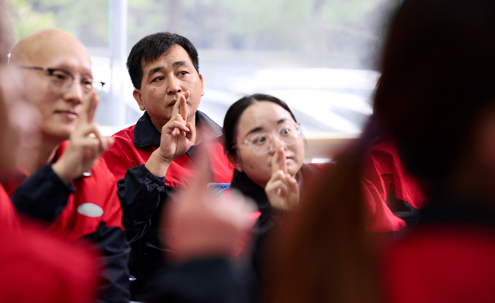 여러 사람이 같은 방향을 바라보며 동시에 수어를 하고 있는 모습