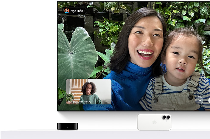 Apple TV 4K và iPhone: Màn hình TV hiển thị cuộc gọi FaceTime, một người đang ôm trẻ nhỏ, người gọi thứ hai trong hình