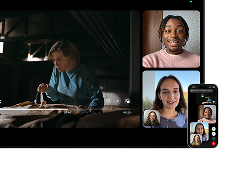 Mac và iPhone: Chia cửa sổ SharePlay trên Mac, chương trình Apple TV phát ở bên trái, các ô FaceTime ở bên phải hiển thị ba người, iPhone được gắn bên cạnh máy Mac để sử dụng làm Camera Thông Suốt